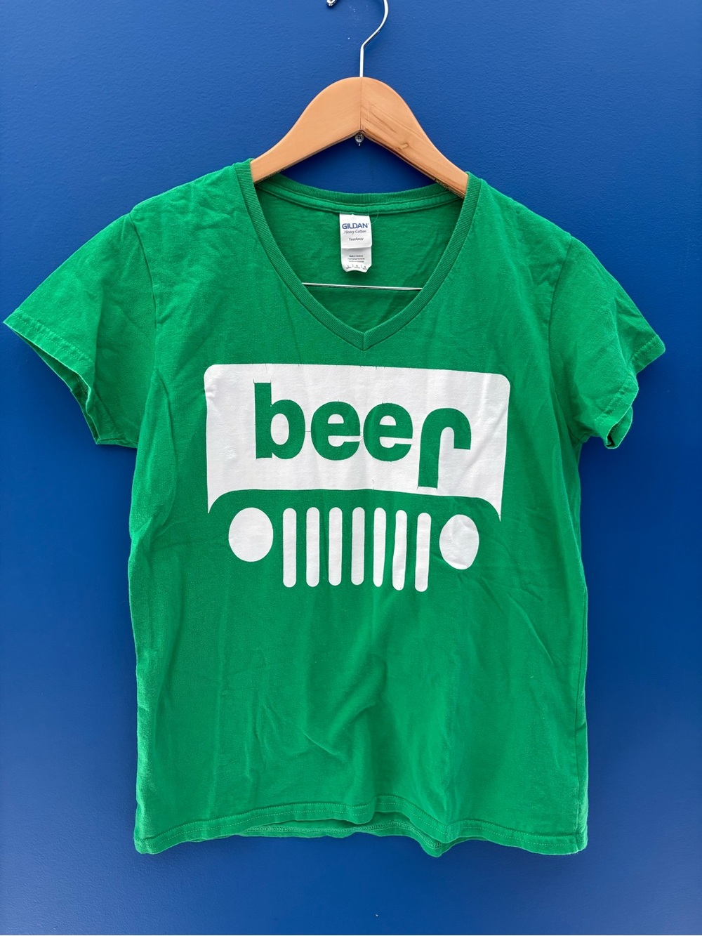 {Gildan} Green V-Neck 'beer' Graphic Tee